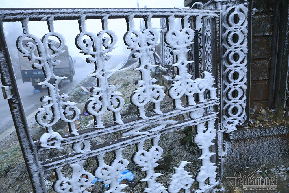 Băng tuyết phủ trắng đỉnh đèo Ô Quý Hồ